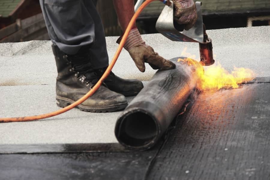 epdm dakbedekking wordt aangelegd door een vakspecialist