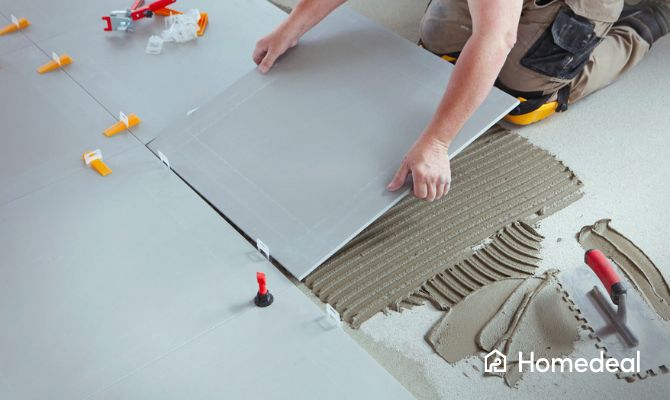 Keramische tegels leggen