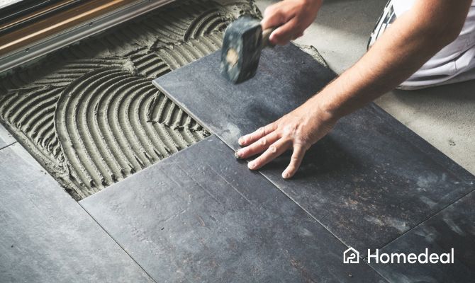 Man legt keramische tegels