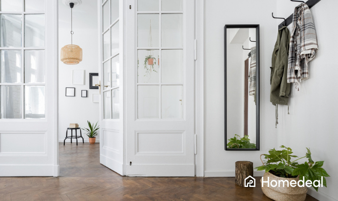 Openslaande deuren met glazen ruitjes in modern interieur