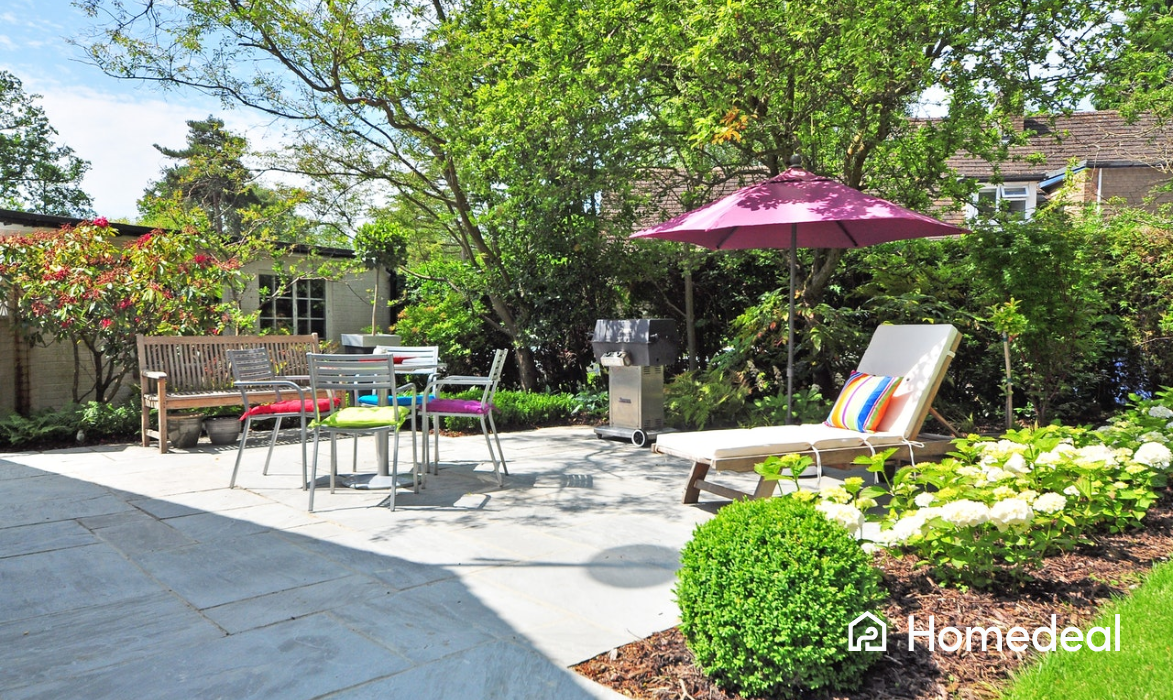 Tuin bestrating met lounge set 