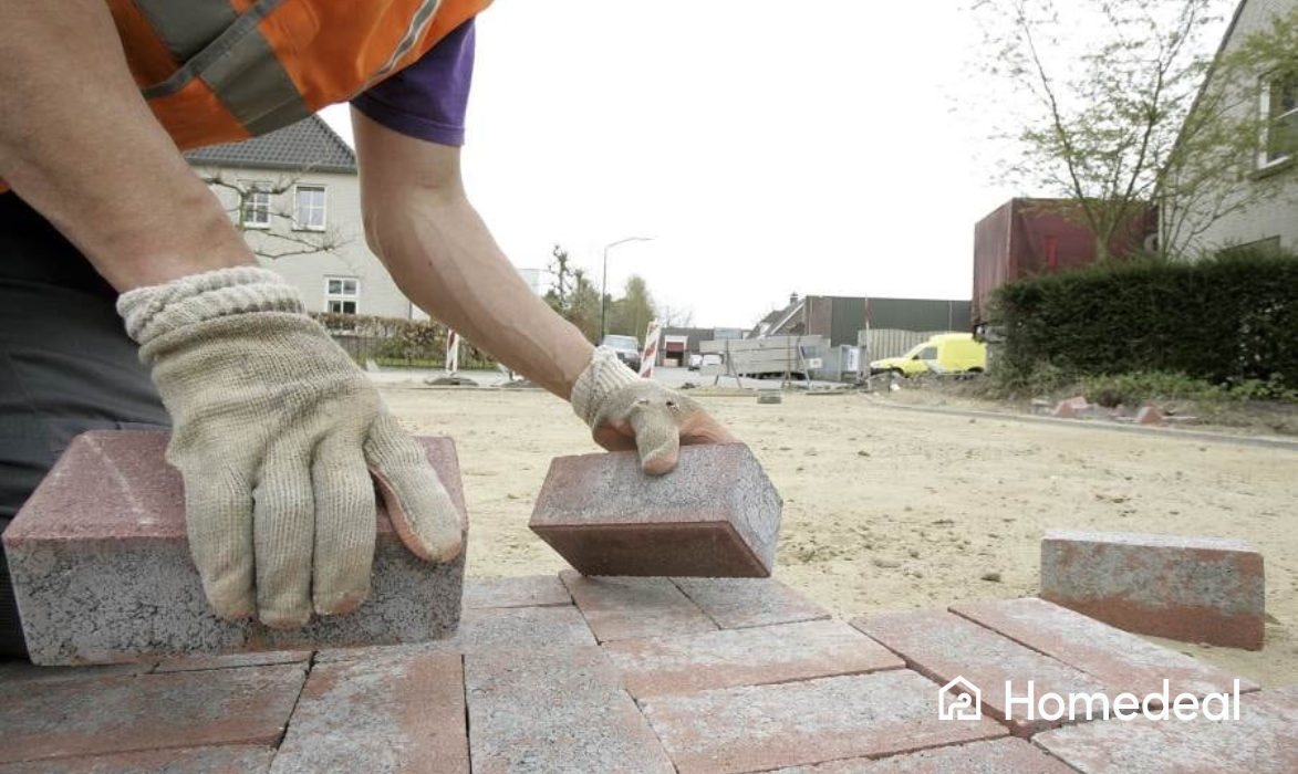 Vakspecialist bezig met oprit aanleggen