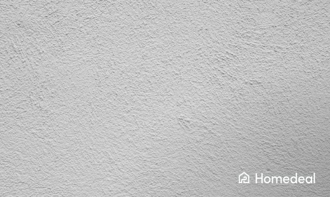 Detail van een spachtelputz muur met fijne, gelijkmatige korrel en egale sierpleisterafwerking.