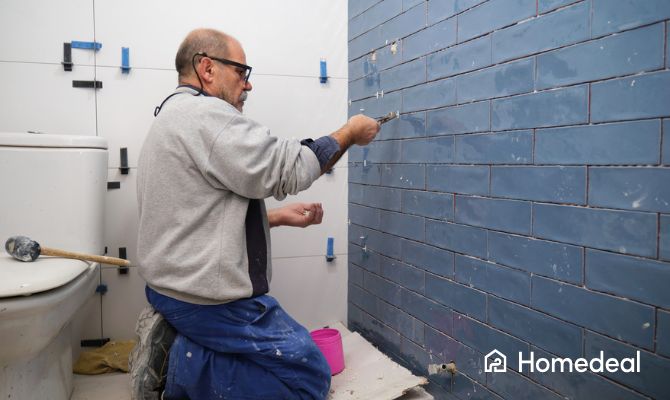 Tegelzetter brengt wandtegels aan