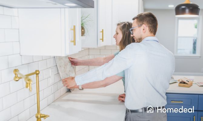 Jong koppel is een keuken aan het uitkiezen