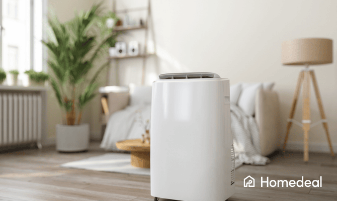 Witte mobiele airco op wieltjes in een modern ingerichte woonkamer.