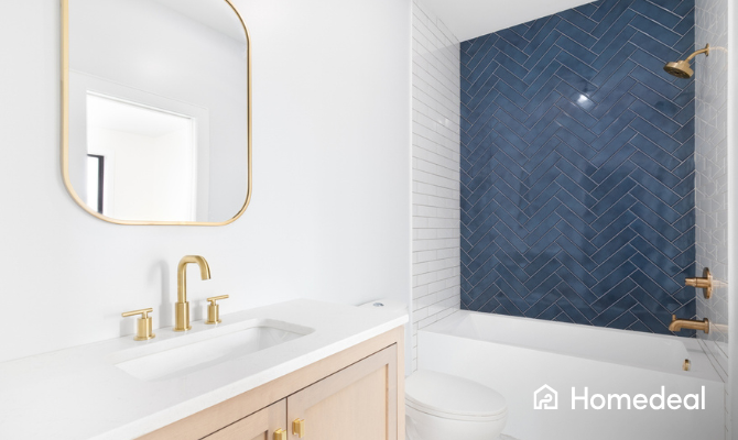 Badkamer met een blauwe visgraat tegel op de muur bij het bad en douche