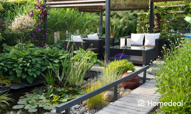 Moderne tuininrichting met vijver