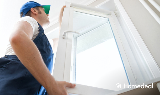 Glaszetter installeert een nieuw raam