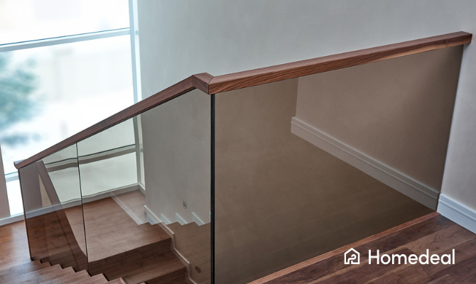 Houten trap in een modern huis met een glazen balustrade