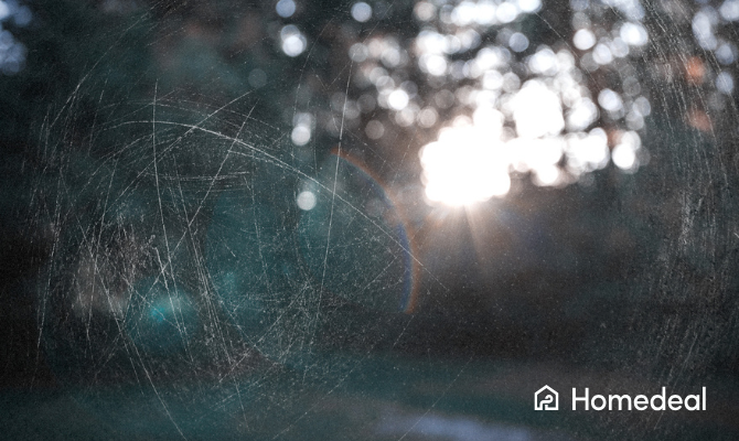 Soft focus foto van krassen op een raam die je kunt polijsten