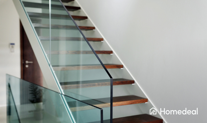 Glazen balustrade bij een houten trap in een woning