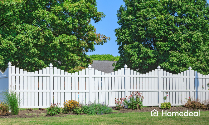 Kunststof hekwerk bij een schutting - golvend met punten op de palen