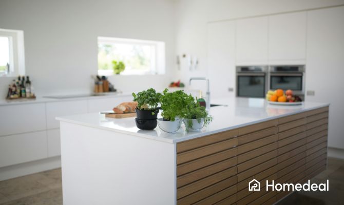 Nieuwe, moderne witte keuken