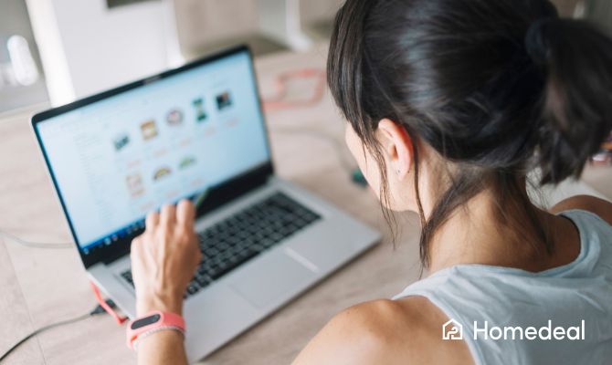 Vrouw vraagt offertes aan online achter laptop