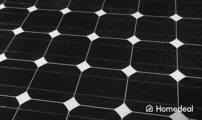 Close-up foto van zwarte monokristallijne zonnepanelen