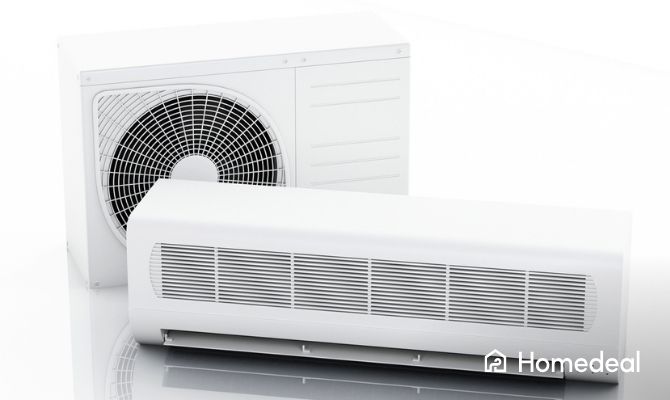 Witte split airco met een binnenunit en bijhorende buitenunit.