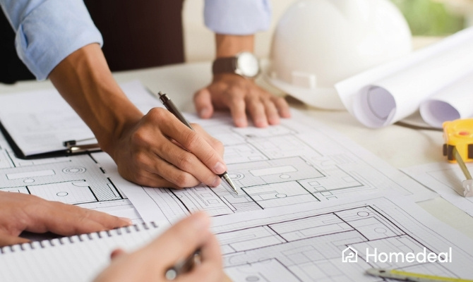Architect is een ontwerp aan het uitwerken en bespreken