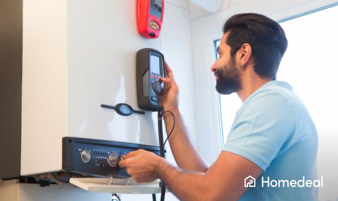 Monteur checkt met speciale apparatuur een cv ketel