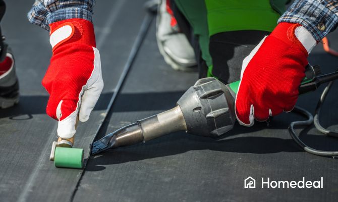 Dakdekker plaatst EPDM dakbedekking