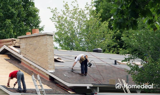 Dakwerkers maken een nieuw dak met bitumen shingles