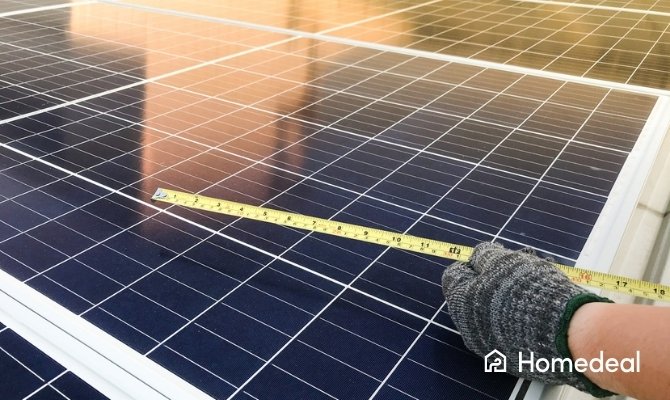 Persoon met handschoen die de afmetingen van een zonnepaneel opmeet met een meetlint, om de juiste plaatsing en paneelgrootte te bepalen.