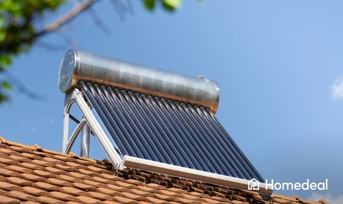 Zonnecollector op een rood pannendak