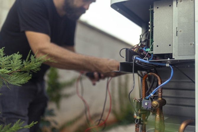 Close-up van een warmtepomp installatie. Het installeren van de warmtepomp wordt gedaan door de vakspecialist