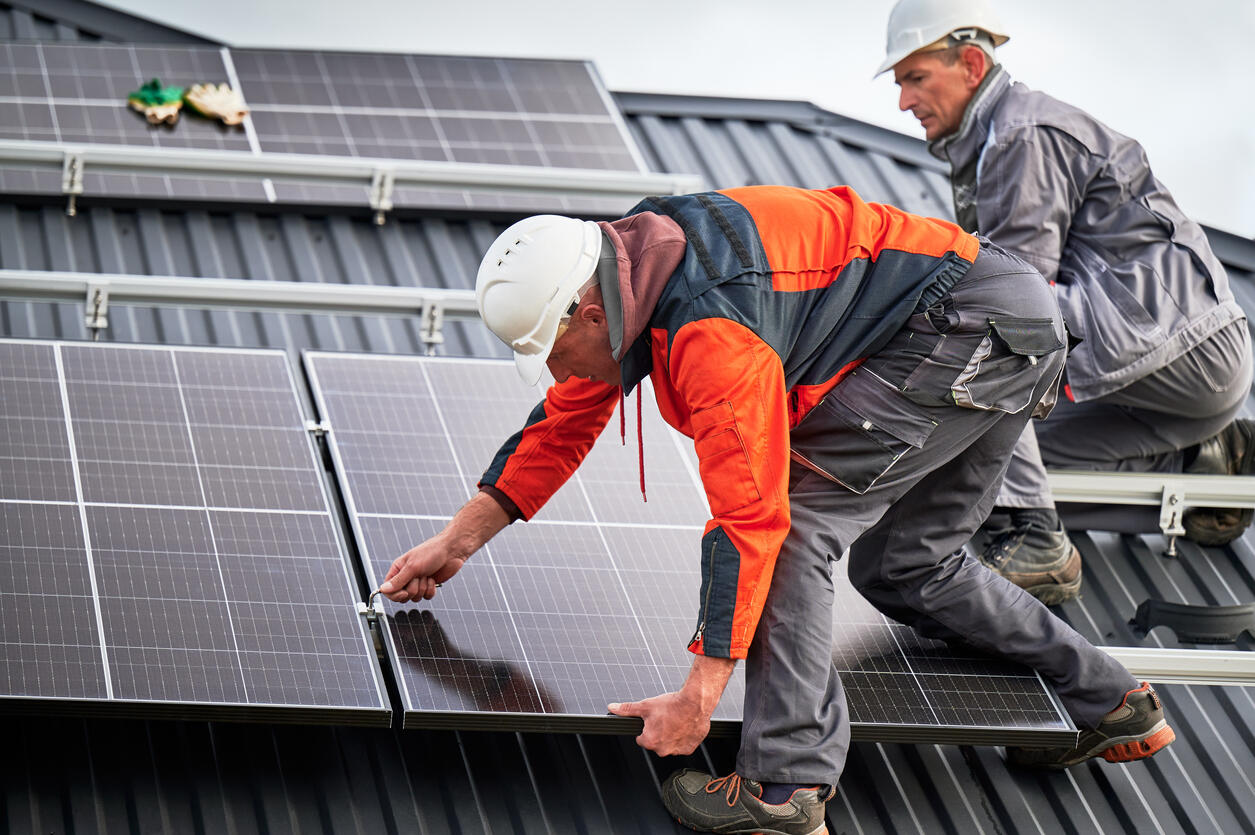 Zonnepanelen worden geplaatst door twee vakspecialisten