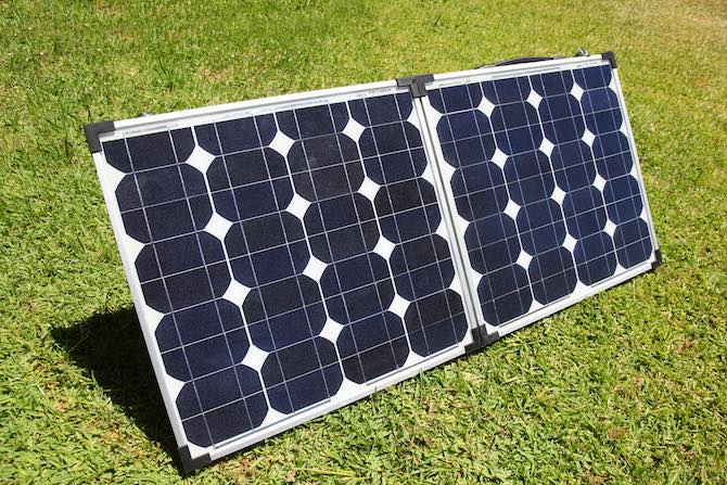 Kleine zonnepanelen met hoog rendement in de tuin