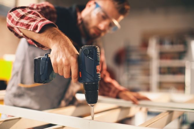 Vakspecialist bezig met schrijnwerk