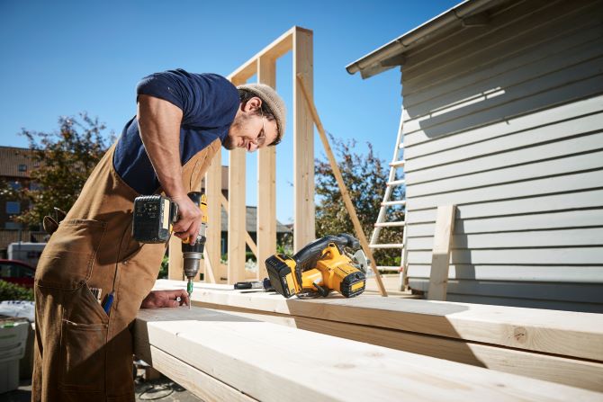 Vakspecialist bezig met een buitenschrijnwerk project