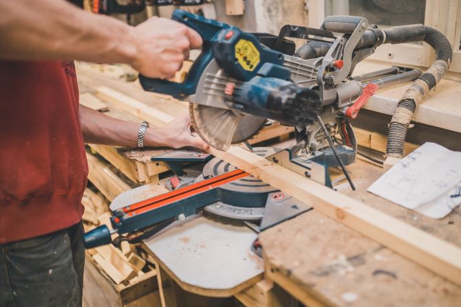 Vakspecialist bezig met schrijnwerk