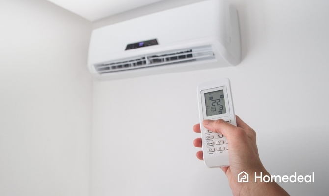 Afstandsbediening gericht op airco ingesteld op 22°C, wat invloed heeft op het energieverbruik.