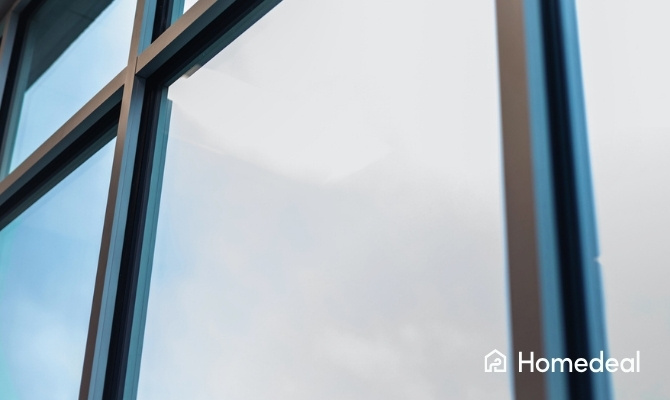 Detail van strakke aluminium ramen met slanke profielen en grote glasoppervlakken.