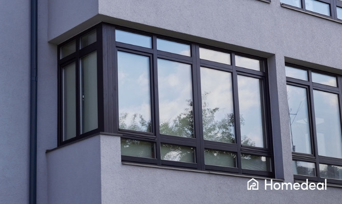 Strakke aluminium ramen in moderne gevel