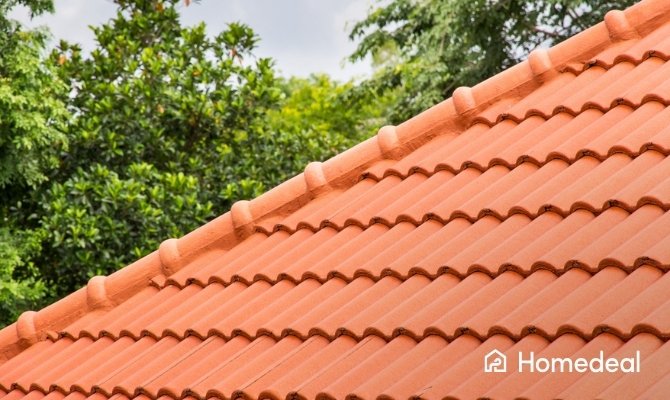 Oranje betonnen dakpannen op een schuin dak